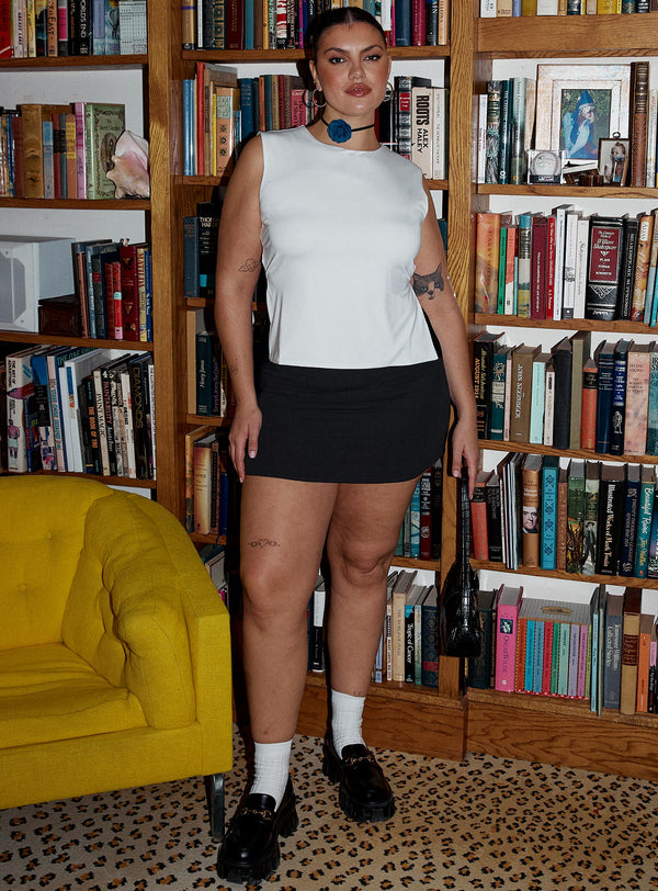 Uzo Top White Curve
